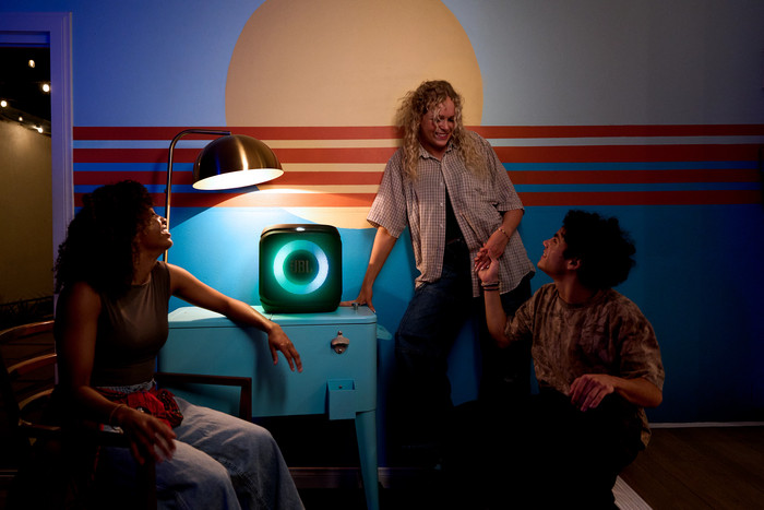 JBL Encore Essential 2 Black product in use