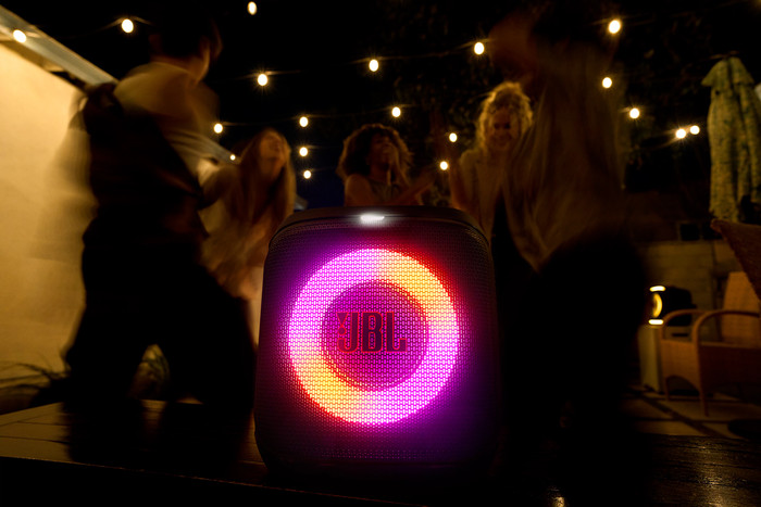JBL Encore Essential 2 Black product in use