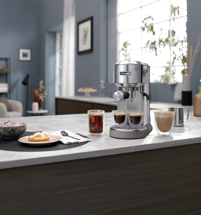 De'Longhi Dedica DUO EC890.M product in use