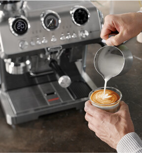 De'Longhi La Specialista Maestro EC9885.M product in use