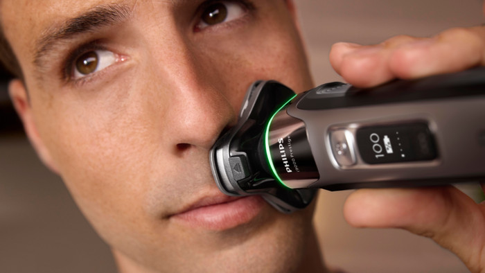 Philips Shaver i9000 Prestige XP9202/10 product in use