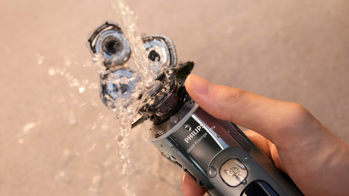 Philips Shaver i9000 Prestige Ultra XP9402/31 product in use