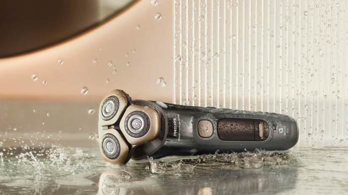 Philips Shaver i9000 Prestige Ultra XP9402/31 product in use