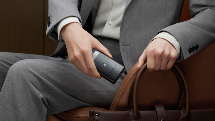 Philips Portable Shaver PQ888/06 product in use