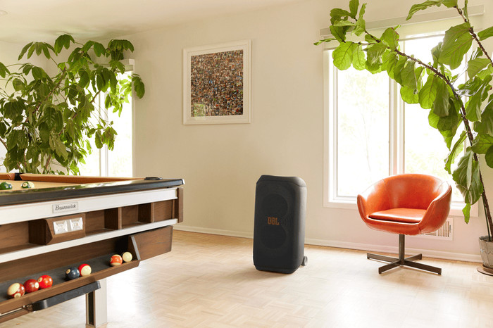 JBL PartyBox 120 Cover product in use