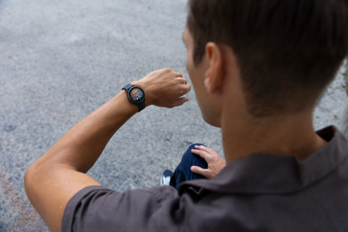 Garmin Vivoactive 6 Music Black product in use