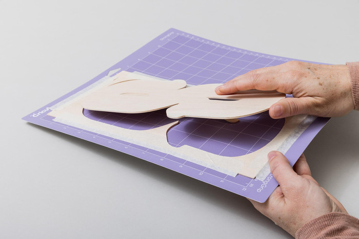 Cricut Holzpaket für Cricut Explore und Maker produkt in gebrauch