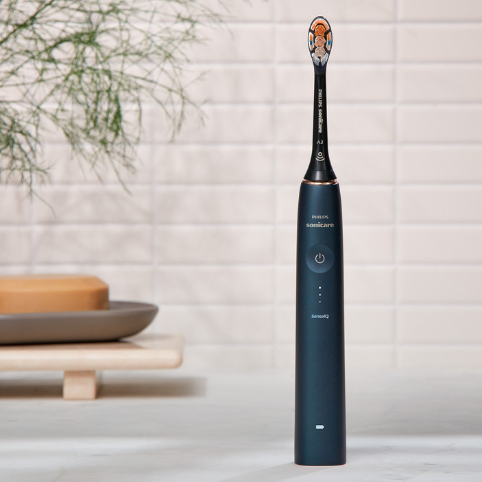 Philips Sonicare Prestige 9900 Limited Edition HX9992/42 product in use