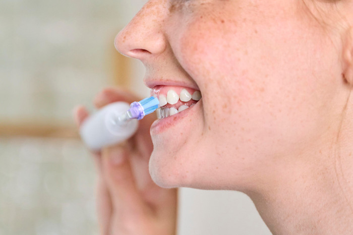 Philips Sonicare Premium Gum Care HX9054/87 White (4 units) product in use