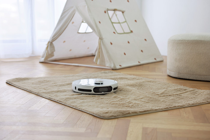 EZVIZ RS20 Max product in use