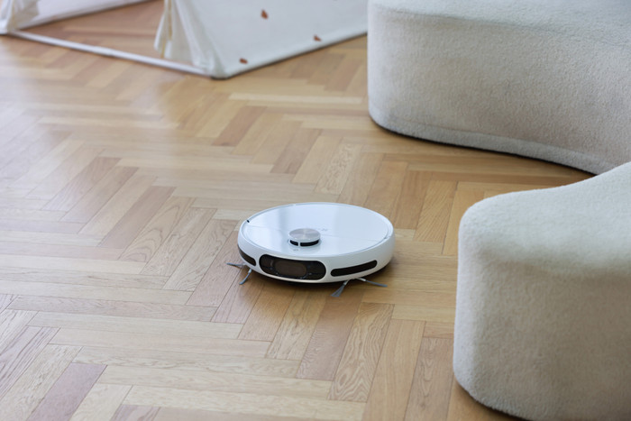 EZVIZ RS20 Max product in use