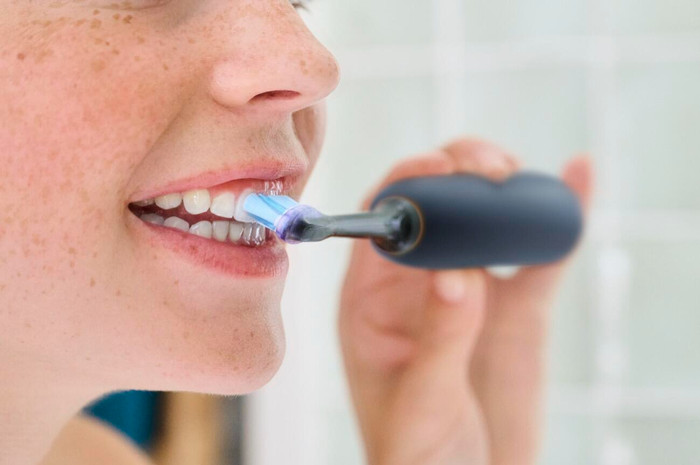 Philips Sonicare Premium Gum Care HX9052/88 Black (2 units) product in use