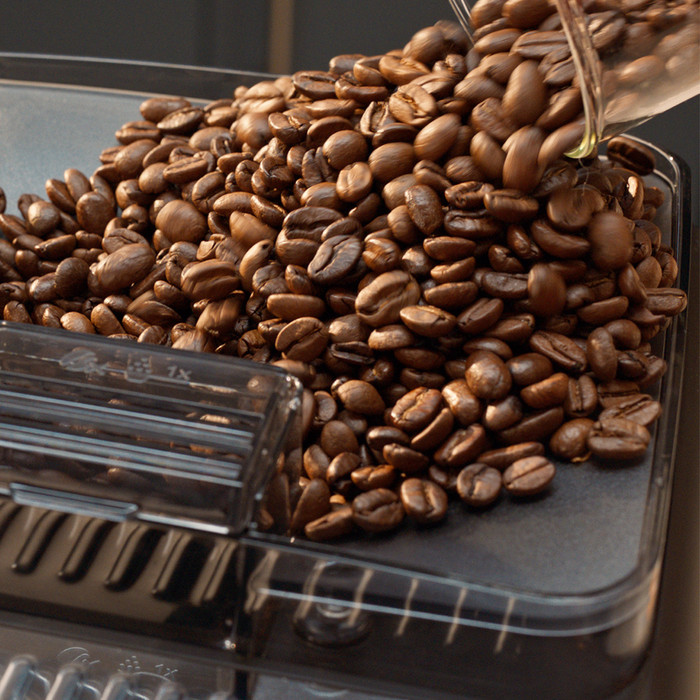 Philips 2300 EP2336/40 LatteGo product in use