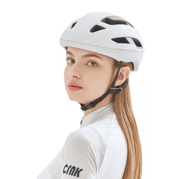 CRNK Angler Glossy Weiß M produkt in gebrauch