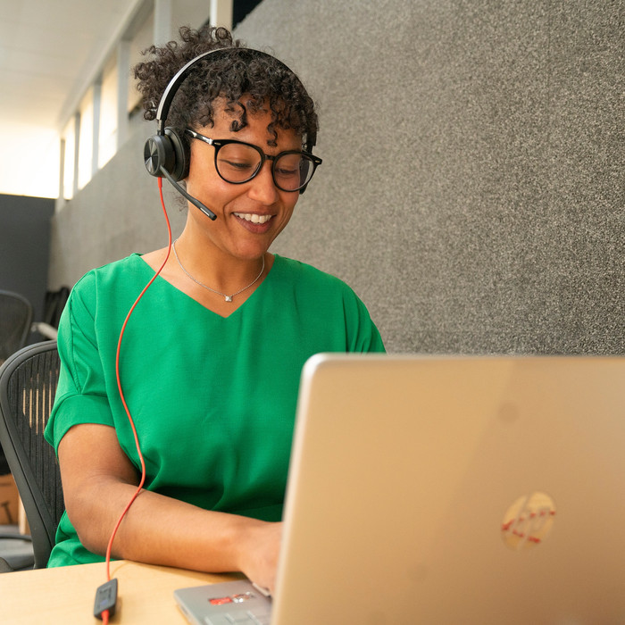 Poly Blackwire 8225 MS Kabelgebundenes Office-Headset produkt in gebrauch