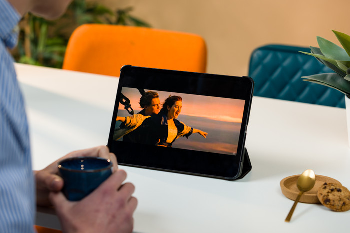 BlueBuilt iPad Pro (2024) 11 Zoll Tri-Fold Case Schwarz produkt in gebrauch