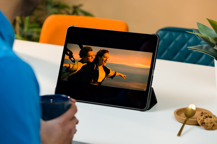 BlueBuilt Apple iPad Air 13 Zoll (2025/2024) / Pro 12,9 Zoll (2022) Tri-Fold Book Case Schwarz produkt in gebrauch