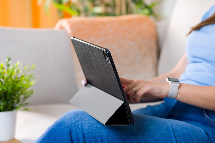 BlueBuilt Apple iPad Pro 13 Zoll (2024) Tri-Fold Book Case Schwarz produkt in gebrauch