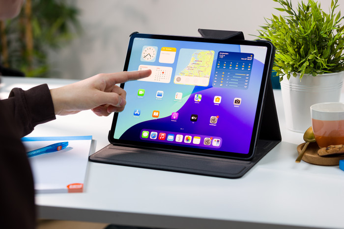 BlueBuilt Apple iPad Air 13 inches (2025/2024)/Pro 12.9 inches (2022) Book Case Black product in use