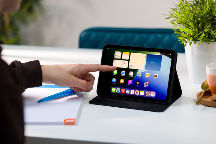 BlueBuilt Apple iPad iPad Mini 7 (2024) Book Case Black product in use