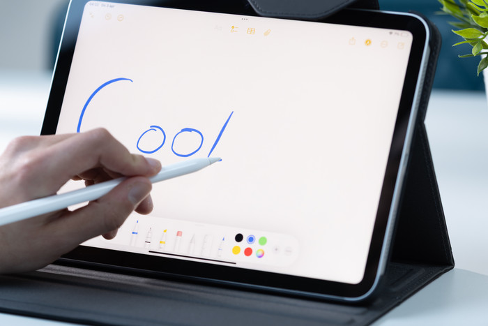 BlueBuilt Apple iPad (2025/2022) Book Case Schwarz produkt in gebrauch