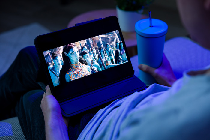 BlueBuilt Apple iPad Pro (2024) 11 Zoll Book Case Schwarz produkt in gebrauch