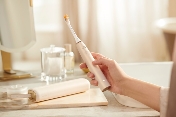 Philips Sonicare DiamondClean Prestige 9900 HX9992/44 product in use