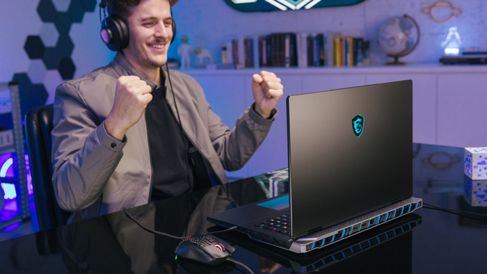 MSI Titan 18 HX AI A2XWJG-656 - 18" - Intel Core Ultra 9 - 64GB RAM/6TB SSD - RTX 5090 produkt in gebrauch