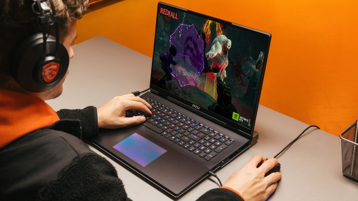 MSI Titan 18 HX AI A2XWJG-656 - 18" - Intel Core Ultra 9 - 64GB RAM/6TB SSD - RTX 5090 produkt in gebrauch