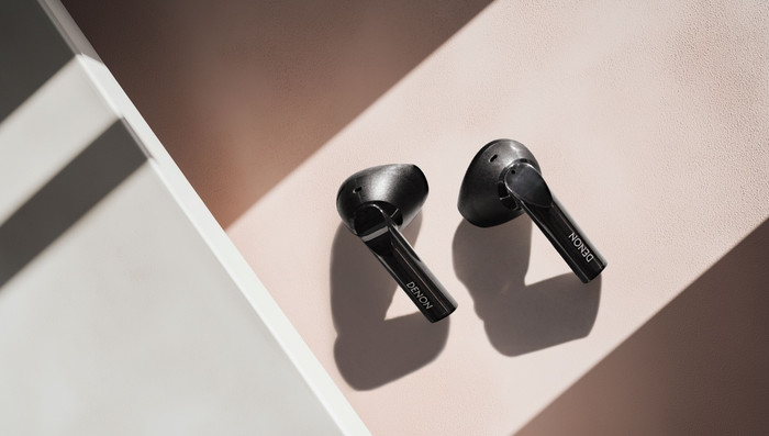 Denon AH-C500W Schwarz produkt in gebrauch