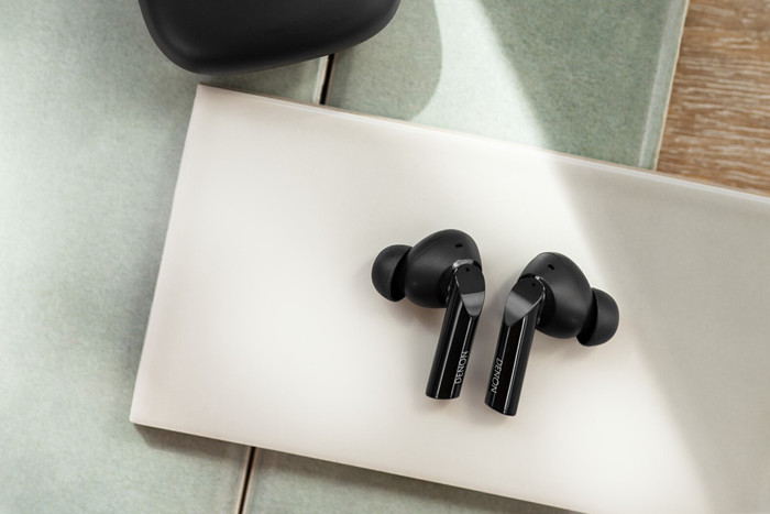 Denon AH-C840NCW Black product in use