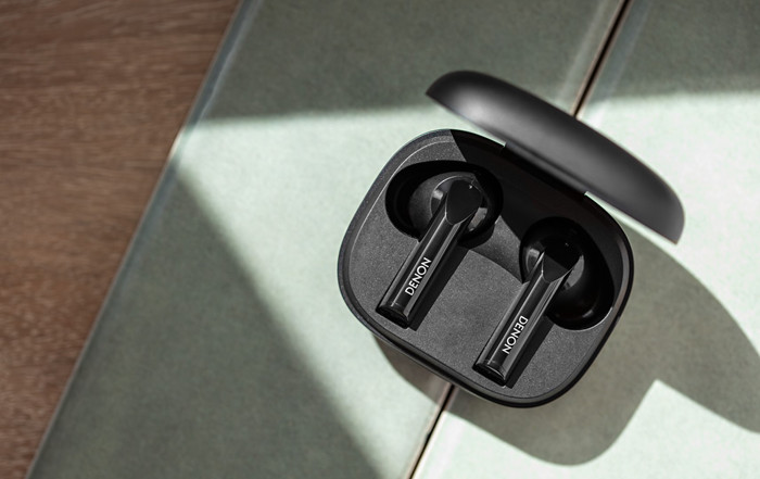 Denon AH-C840NCW Black product in use