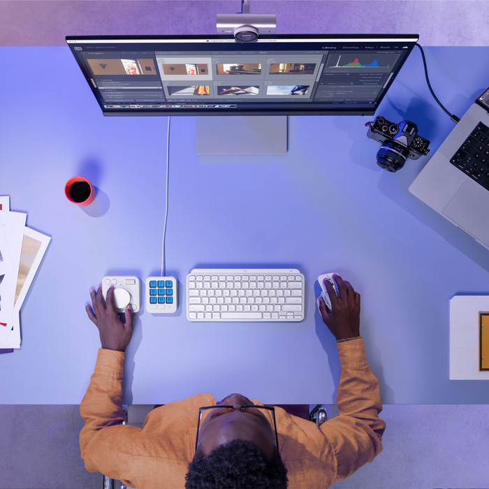 Logitech MX Creative Console Weiß produkt in gebrauch