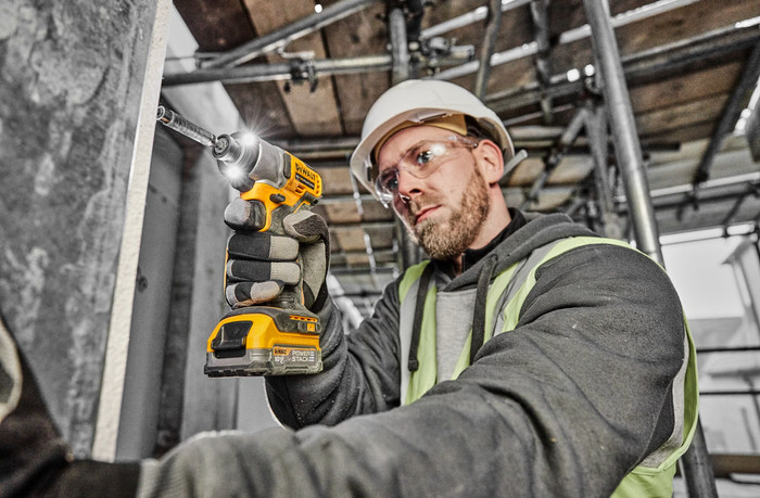 DEWALT DCF840NT-XJ 5.0Ah Battery Starter Pack product in use