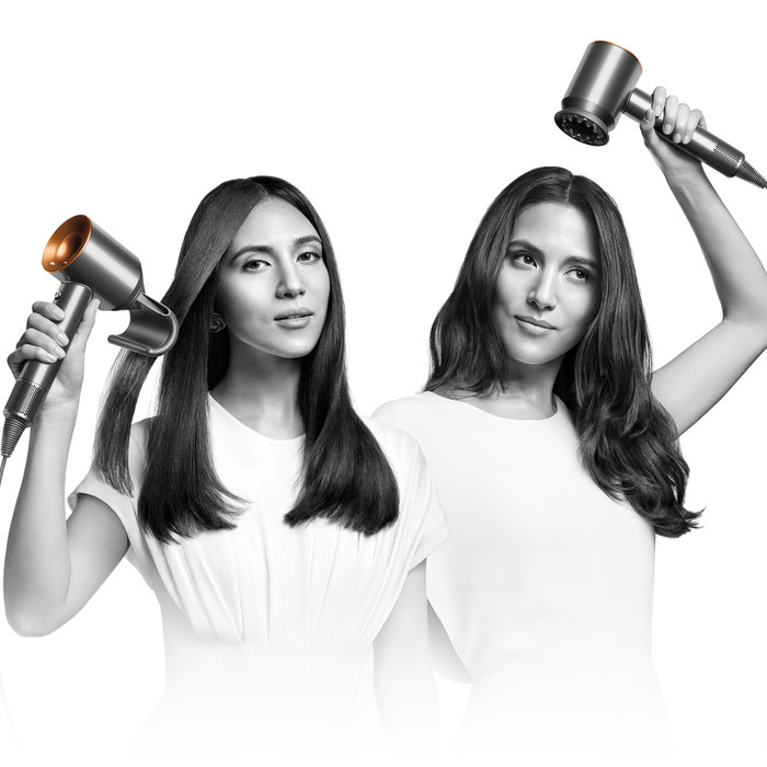 Dyson Supersonic Straight + Wavy Nachtblau produkt in gebrauch