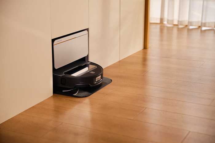 Roborock Saros Z70 R&D Silver product in use