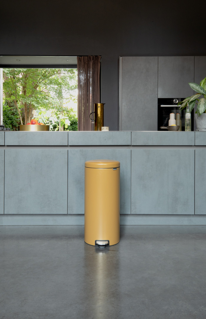 Brabantia NewIcon Treteimer 30 Liter Warm Gold produkt in gebrauch