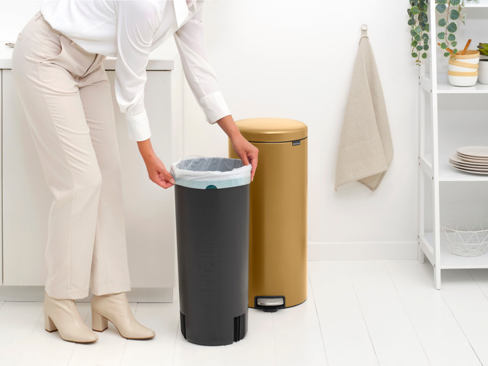 Brabantia NewIcon Treteimer 30 Liter Warm Gold produkt in gebrauch