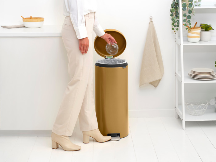 Brabantia NewIcon Treteimer 30 Liter Warm Gold produkt in gebrauch