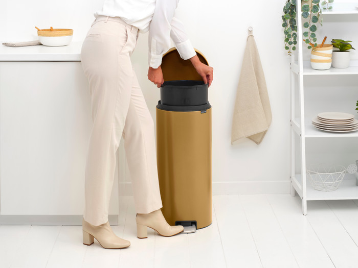 Brabantia NewIcon Treteimer 30 Liter Warm Gold produkt in gebrauch
