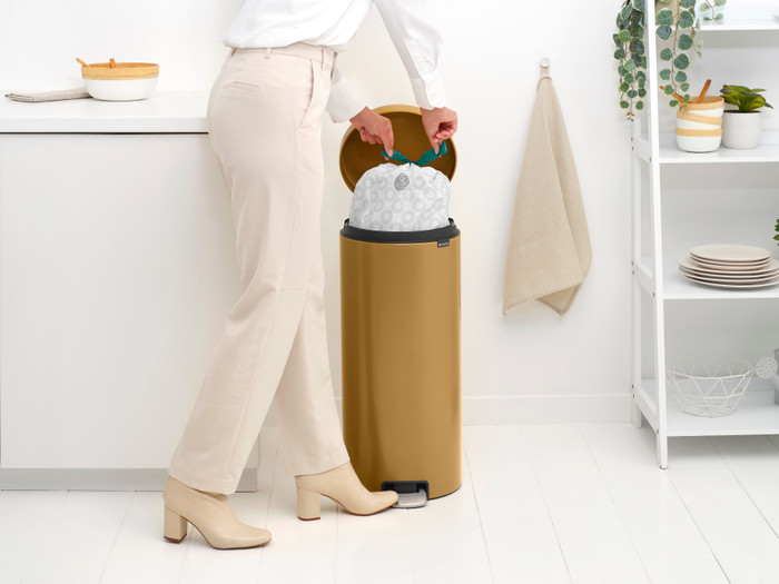 Brabantia NewIcon Treteimer 30 Liter Warm Gold produkt in gebrauch
