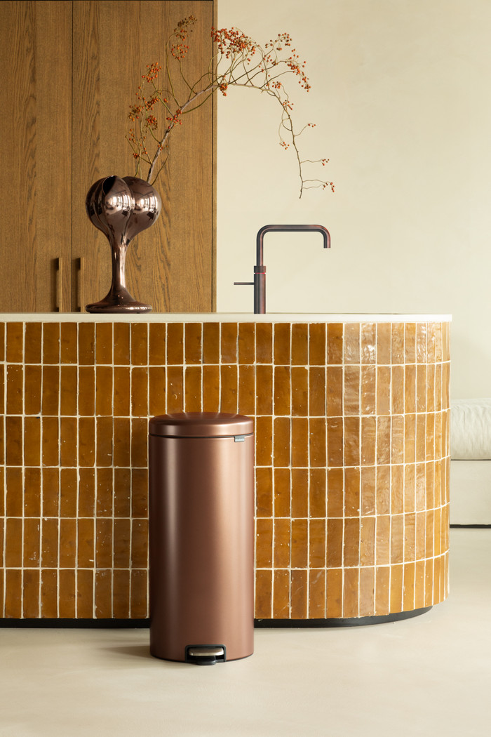 Brabantia NewIcon Treteimer 30 Liter Warm Bronze produkt in gebrauch