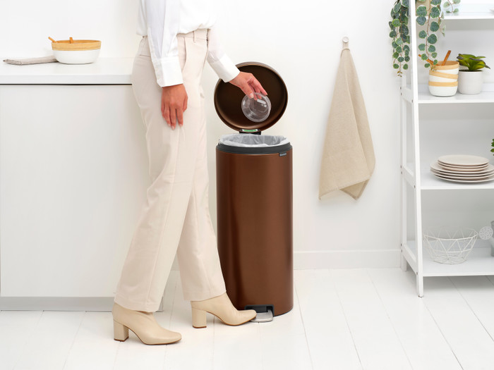 Brabantia NewIcon Treteimer 30 Liter Warm Bronze produkt in gebrauch