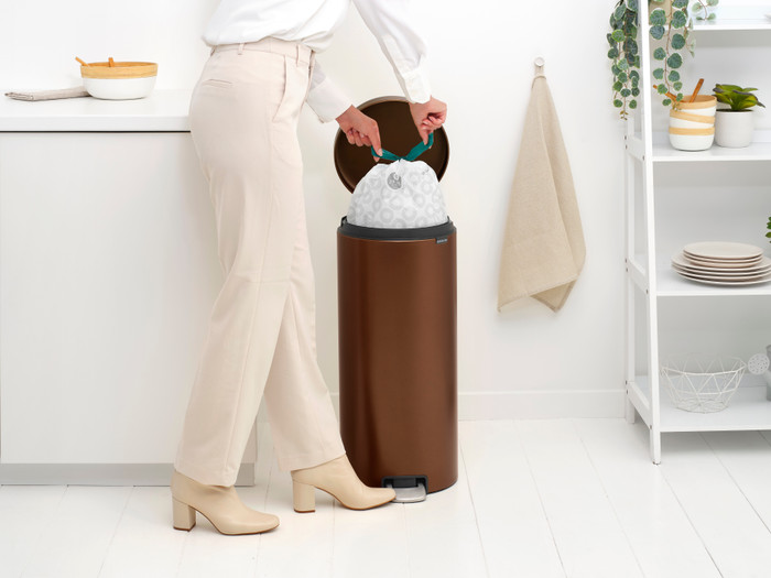 Brabantia NewIcon Treteimer 30 Liter Warm Bronze produkt in gebrauch