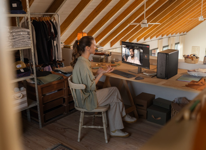 HP OmniDesk M02-0950nd product in use