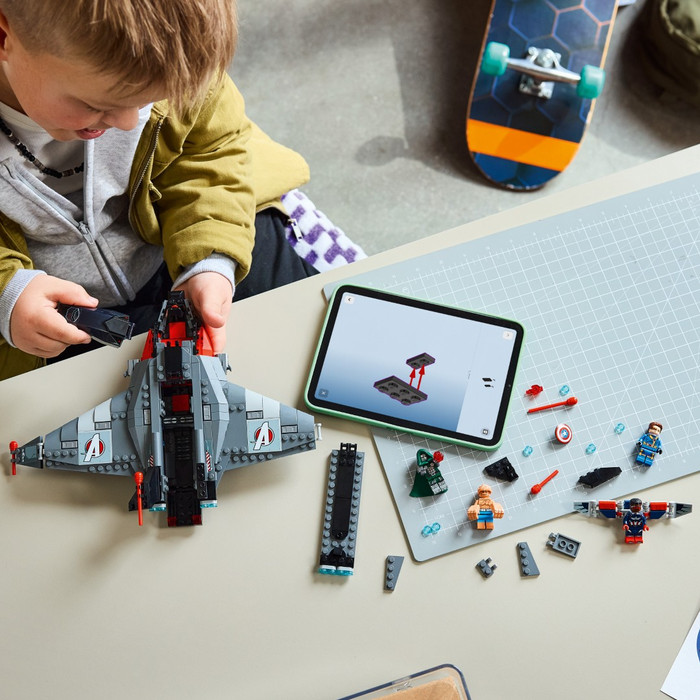 LEGO Marvel Avengers: Doomsday Quinjet 76347 produkt in gebrauch