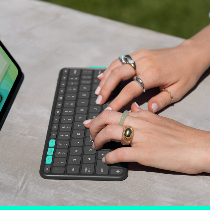 Logitech Flip Folio iPad Pro (2024)/iPad Air (2025) 11 inches Keyboard Cover QWERTZ product in use