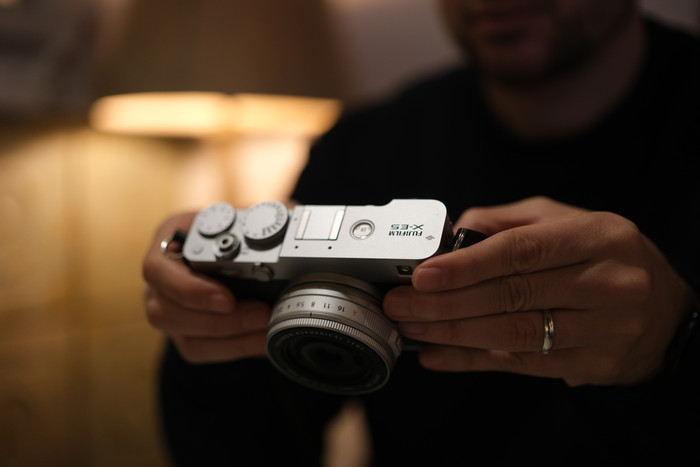 Fujifilm X-E5 Gehäuse Silber produkt in gebrauch