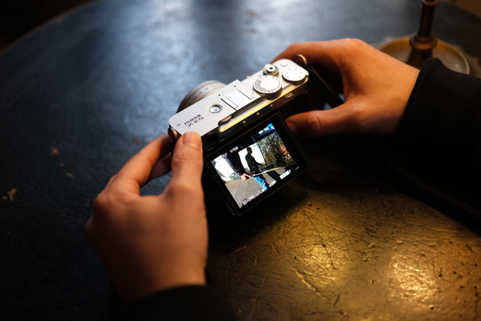 Fujifilm X-E5 Gehäuse Silber produkt in gebrauch