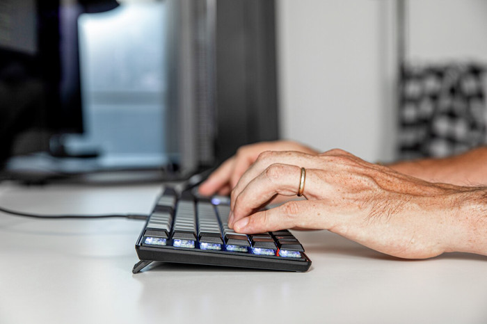 CHERRY KC 500 MX LP Kabelgebundene Tastatur QWERTZ Schwarz produkt in gebrauch